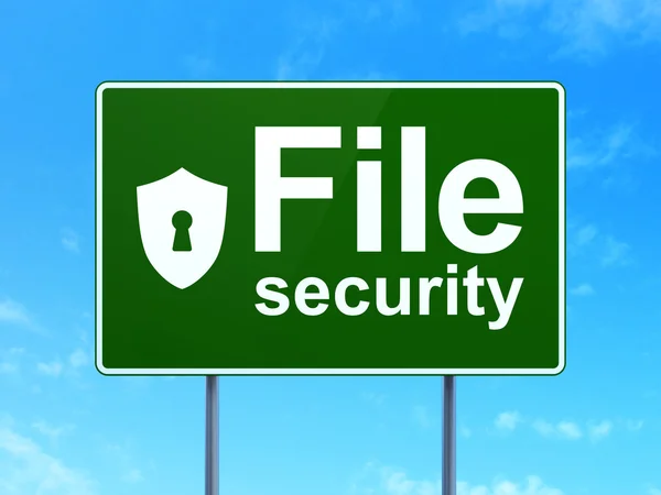 安全概念： 文件安全性和锁孔入路的盾牌标志 — 图库照片
