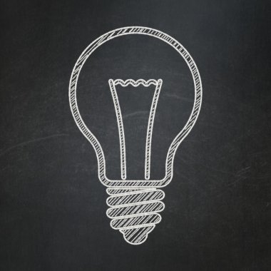 iş kavramı: Kara tahta arka plan üzerinde ampul