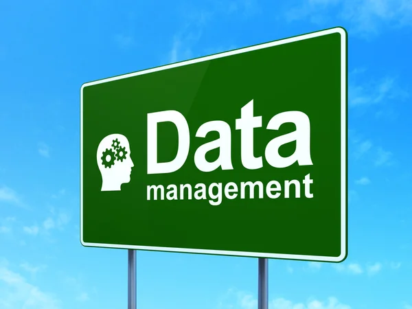 Datenkonzept: Datenmanagement und Kopf mit Getriebe auf Verkehrszeichenhintergrund — Stockfoto