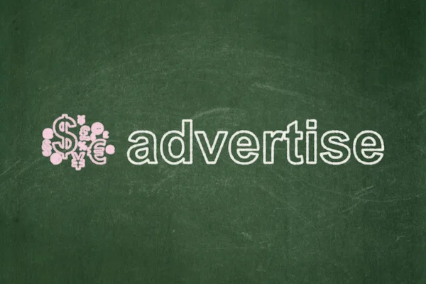 Концепція реклами: Фінансовий символ та реклама на фоні дошки — стокове фото