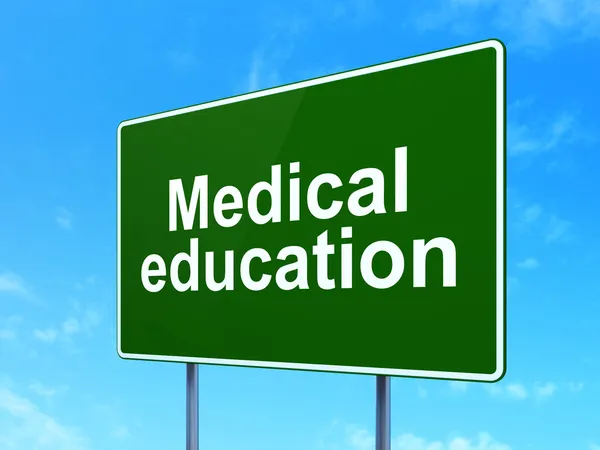 Eğitim kavramı: yol işareti zemin üzerine tıp eğitimi — Stok fotoğraf