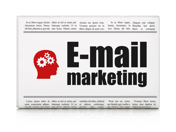 营销理念： 电子邮件营销和头，齿轮的报纸 — 图库照片