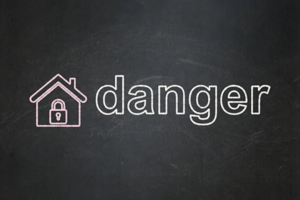 Έννοια της προστασίας: σπίτι και κίνδυνο σε μαυροπίνακα φόντο — Φωτογραφία Αρχείου