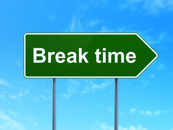 Conceito de tempo: Break Time on road sign background — Fotografia de Stock