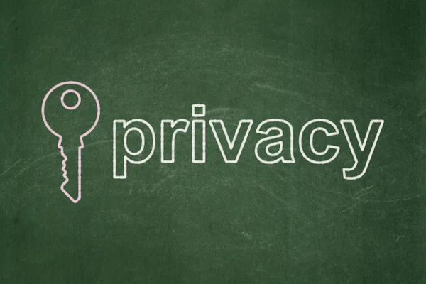 Datenschutz-Konzept: Schlüssel und Privatsphäre auf Tafelhintergrund — Stockfoto