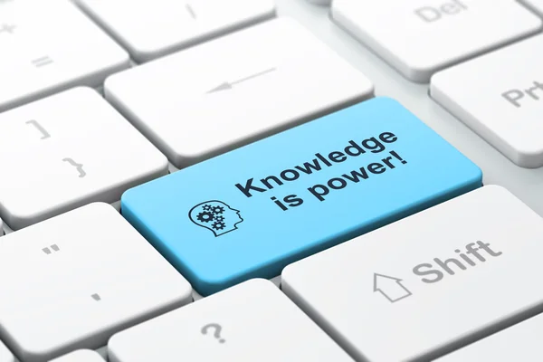 Conceito de educação: Cabeça com engrenagens e conhecimento é poder! no fundo do teclado do computador — Fotografia de Stock