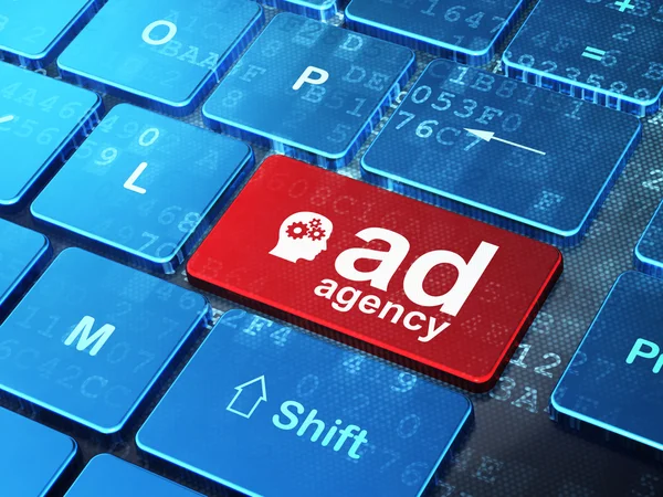 Концепция рекламы: руководитель с шестернями и рекламное агентство на фоне компьютерной клавиатуры — стоковое фото