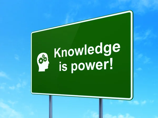 教育理念： 知识就是力量 ！和道路标志背景下齿轮头 — 图库照片