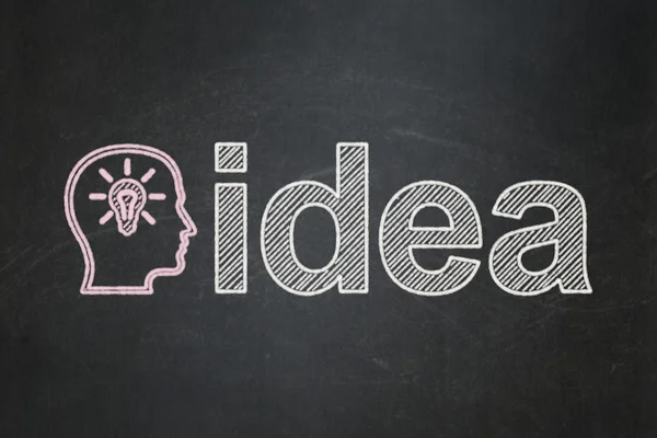 Marketingový koncept: hlava s lightbulb a nápad na tabuli pozadí — Stock fotografie