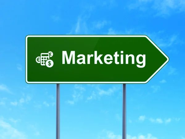 Concetto di marketing: marketing e calcolatrice sullo sfondo del cartello stradale — Foto Stock