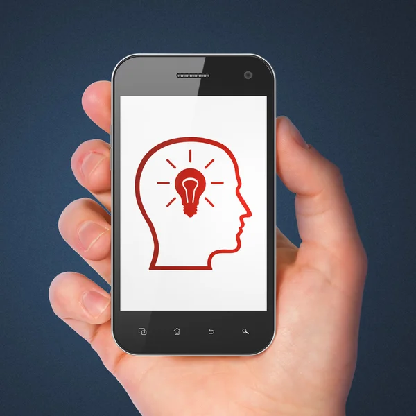 Marknadsföringskoncept: huvudet med glödlampa på smartphone — Stockfoto