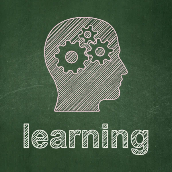 教育の概念: 黒板背景の学習歯車とヘッド — ストック写真