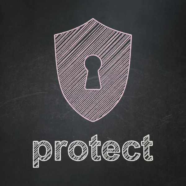 Concepto de protección: Escudo con cerradura y proteger sobre fondo de pizarra — Foto de Stock