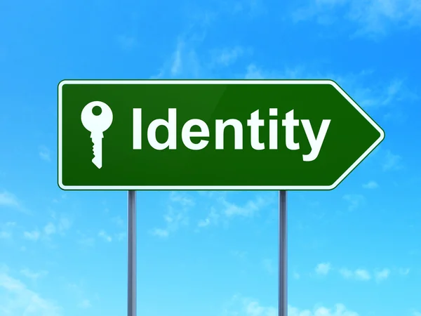 Conceito de proteção: Identidade e chave no fundo do sinal de estrada — Fotografia de Stock