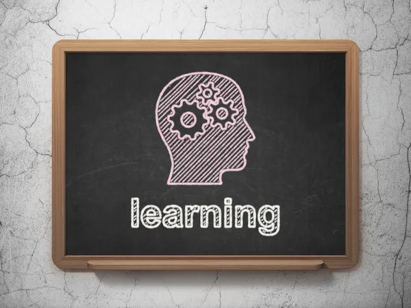 Onderwijs concept: hoofd met versnellingen en leren op schoolbord achtergrond — Stockfoto