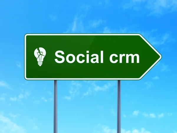 Concept d'entreprise : Social CRM et ampoule sur fond de panneau de signalisation routière — Photo