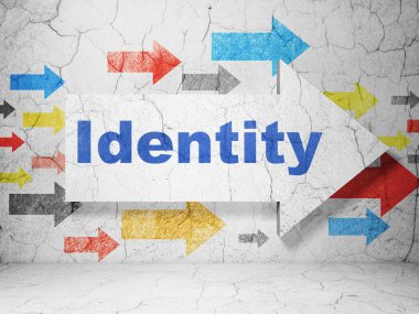 Emniyet konsepti: grunge duvar arka planı üzerinde kimliğini ile ok