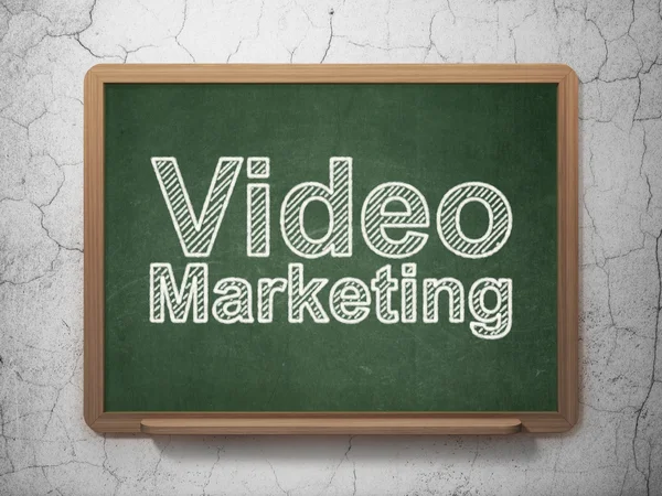 Concepto financiero: Video Marketing en el fondo de pizarra — Foto de Stock