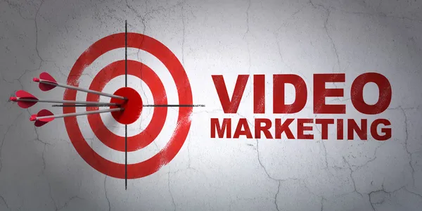 Conceito de negócio: alvo e vídeo marketing no fundo da parede — Fotografia de Stock