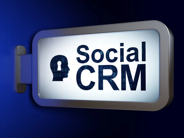 经营理念： 社交型 crm 和头上的钥匙孔，广告牌背景 — 图库照片