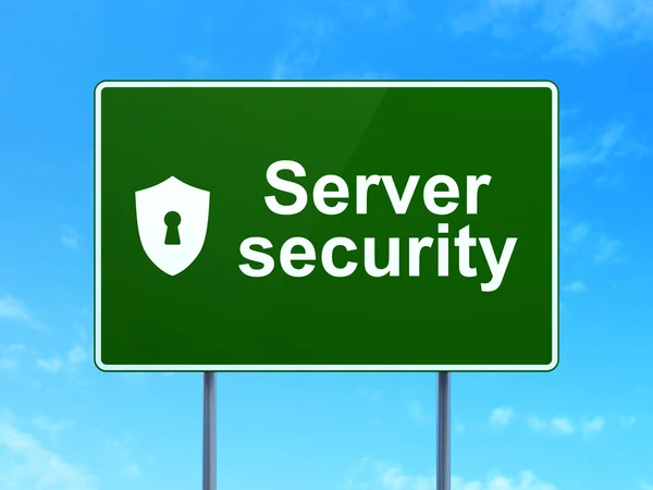 Concepto de seguridad: Seguridad del servidor y escudo con cerradura en el fondo de la señal de tráfico —  Fotos de Stock