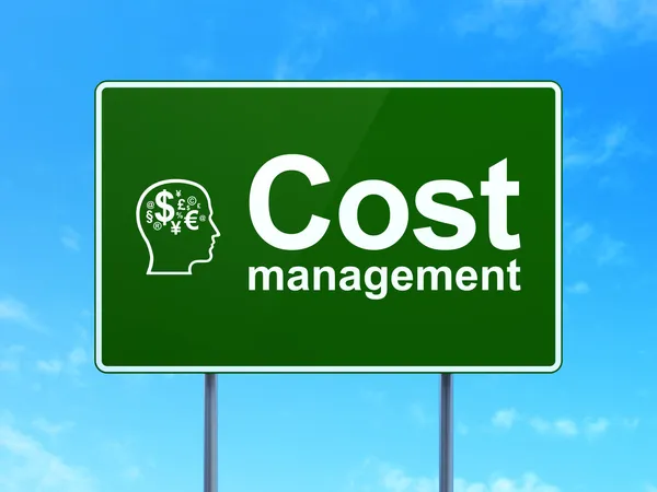 Concept de financement : Gestion des coûts et tête avec symbole de financement sur fond de panneau routier — Photo