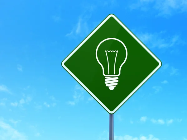 事業コンセプト： 道路標識背景上の電球 — ストック写真