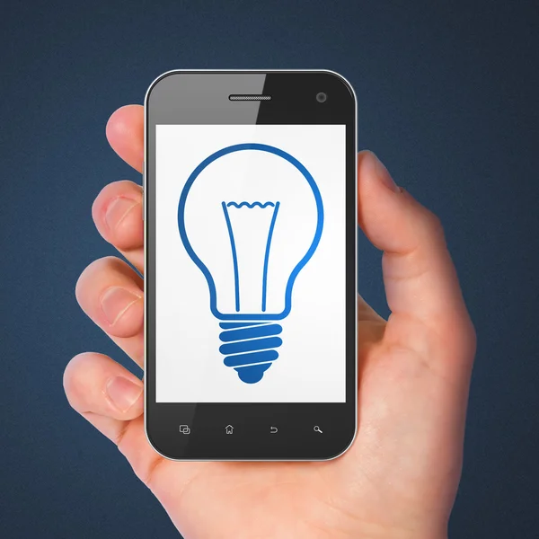 Concept d'entreprise : Ampoule sur smartphone — Photo