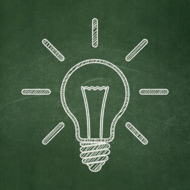 iş kavramı: Kara tahta arka plan üzerinde ampul
