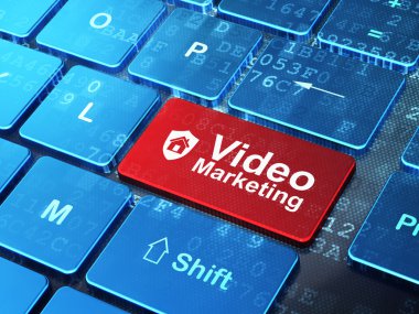 İş kavramı: kalkan ve Video pazarlama bilgisayarda klavye arka plan