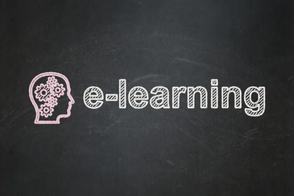 Concepto de educación: Head With Gears y E-learning en el fondo de pizarra — Foto de Stock