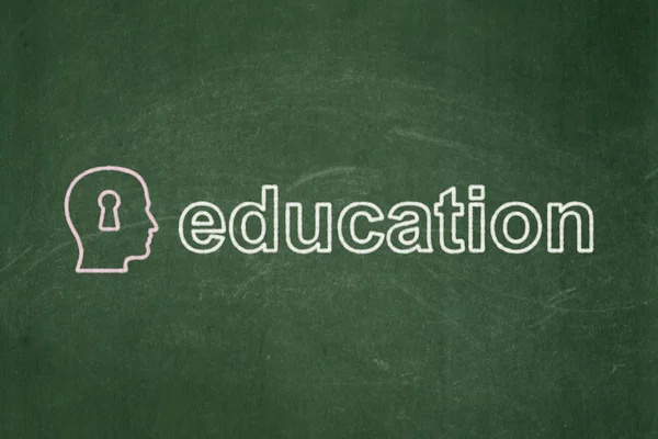 Έννοια της εκπαίδευσης: κεφάλι με κλειδαρότρυπα και εκπαίδευση σε μαυροπίνακα φόντο — Φωτογραφία Αρχείου