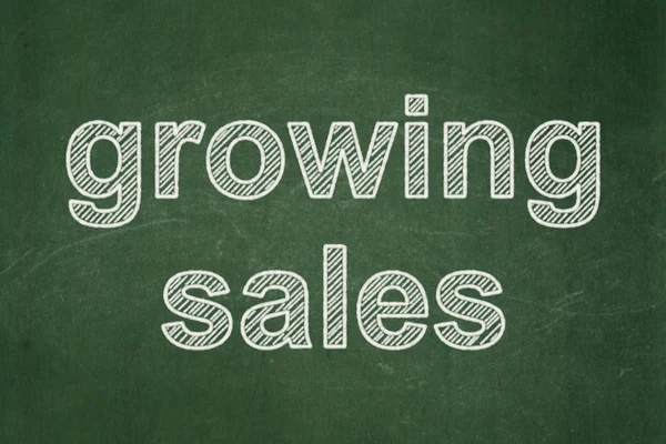 Conceito de negócio: Crescendo as vendas em fundo quadro-negro — Fotografia de Stock