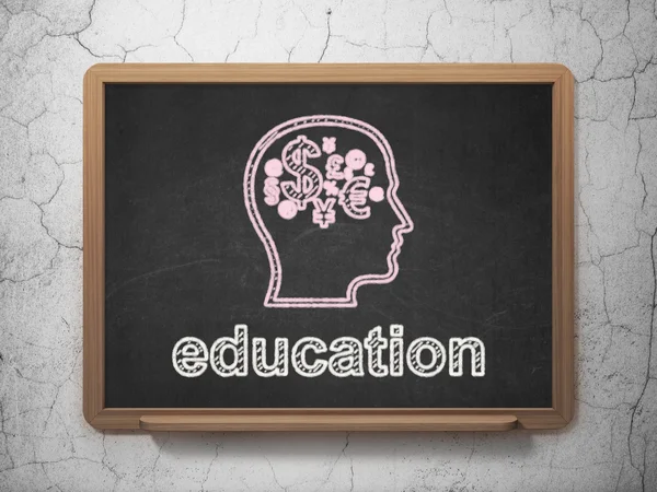 Oktatási koncepció: fej, a pénzügyi szimbólum és az oktatás a Palatábla háttér — Stock Fotó