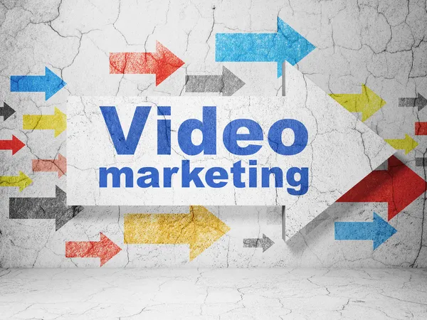 Концепция бизнеса: стрелка с видео маркетингом на фоне стен гранжа — стоковое фото