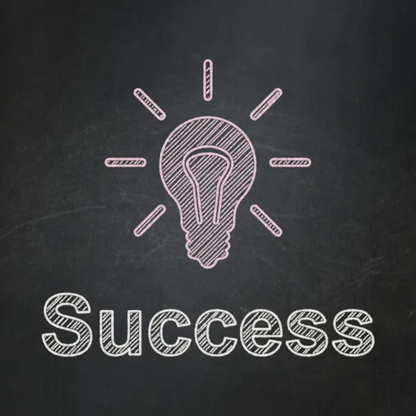 财务理念： 灯泡和黑板背景上的成功 — 图库照片
