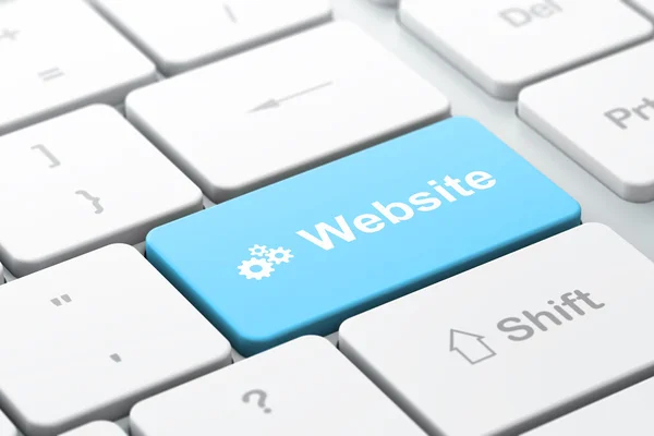 Концепция веб-разработки: шестерни и веб-сайт на фоне компьютерной клавиатуры — стоковое фото