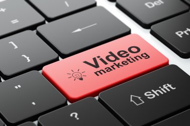 İş kavramı: ampul ve Video pazarlama bilgisayarda klavye arka plan