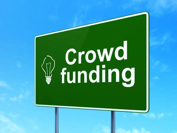 Concetto di finanza: finanziamento della folla e lampadina su sfondo cartello stradale — Foto Stock