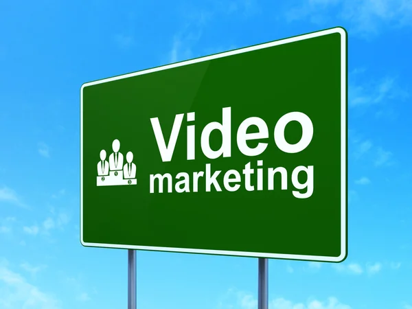Conceito de negócio: Marketing de vídeo e equipe de negócios em fundo sinal de estrada — Fotografia de Stock