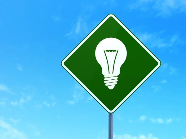 Фінансова концепція: лампочка на фоні дорожнього знака — стокове фото