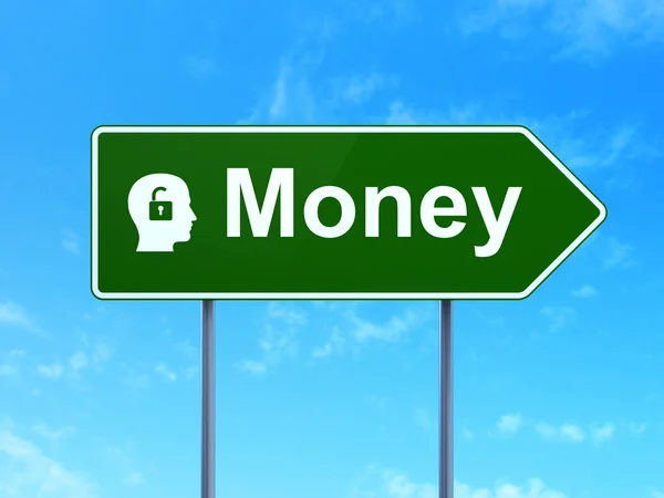 Finanční koncept: peníze a hlavu s visacím zámkem na silnici podepsat pozadí — Stock fotografie