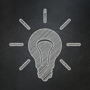 Ekonomi kavramı: Kara tahta arka plan üzerinde ampul