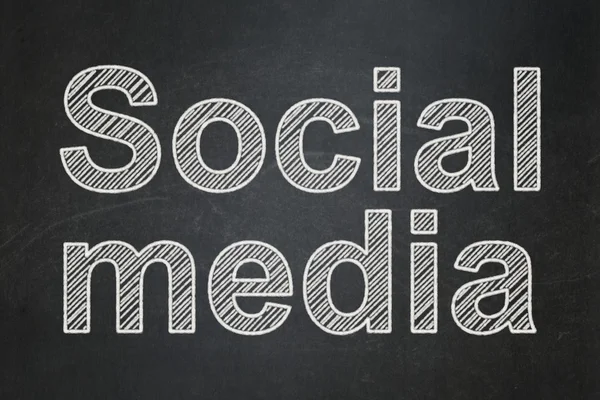 Sosyal network kavramı: Kara tahta zemin üzerine sosyal medya — Stok fotoğraf