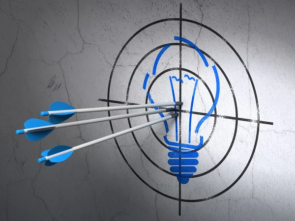 事業コンセプト： 壁の背景上のターゲットを電球の矢印 — ストック写真