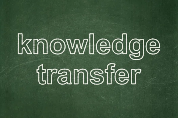 Concetto di istruzione: trasferimento di conoscenze su sfondo lavagna — Foto Stock