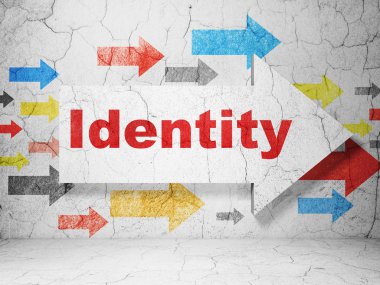 Emniyet konsepti: grunge duvar arka planı üzerinde kimliğini ile ok