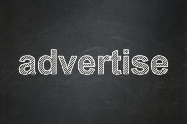 reklam kavramı: Kara tahta arka plan üzerinde reklam