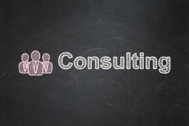 Ekonomi kavramı: iş adamları ve kara tahta zemin üzerine danışmanlık