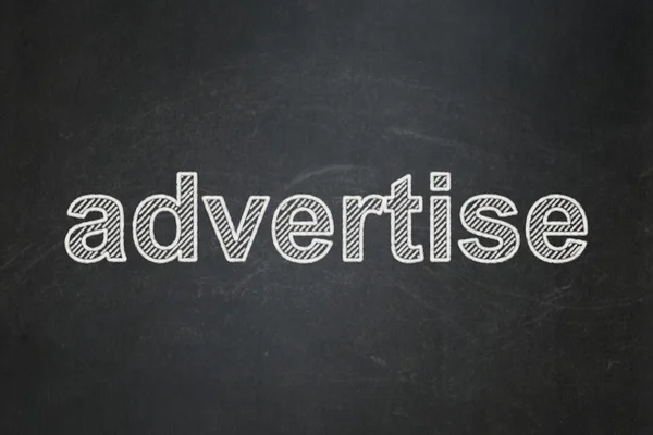 Reklamkoncept: annonsera på svarta tavlan bakgrund — Stockfoto